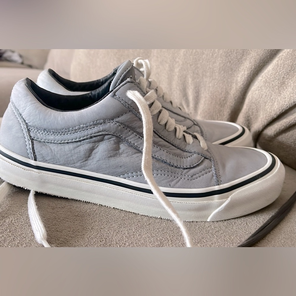 Vans size 6.5 men’s and 8 in women. Old school